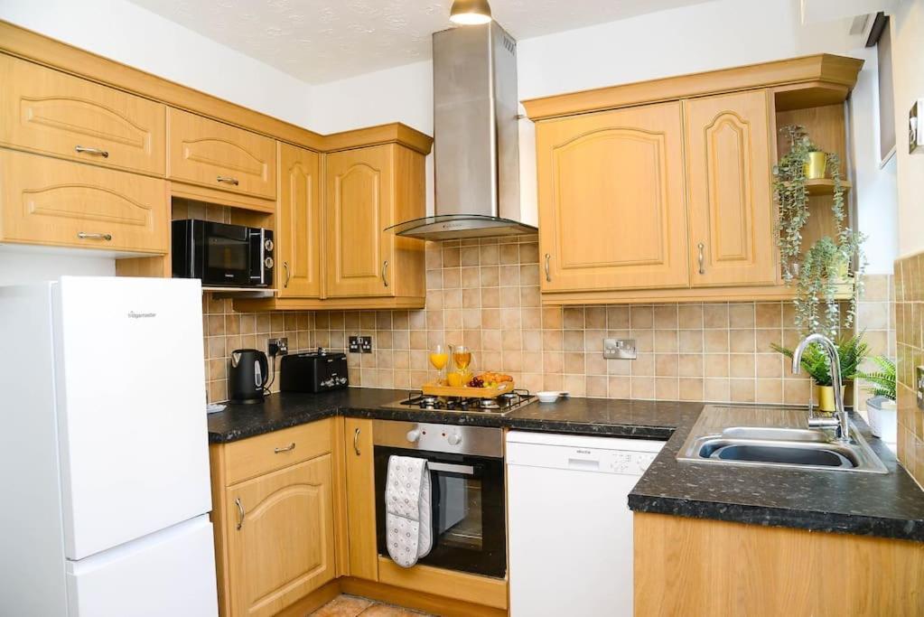 Апартаменти Delightful 2 Bed Town Centre House, Sleeps 4 Барнслі Екстер'єр фото